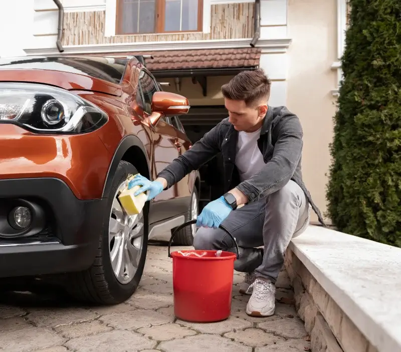 Lavage auto à domicile Vaudherland : professionnel intervenant sur un véhicule